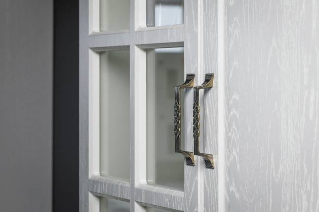 Пенал-витрина Ливерпуль цвет ясень ваниль/белый Пенал-витрина Ливерпуль цвет ясень ваниль/белый