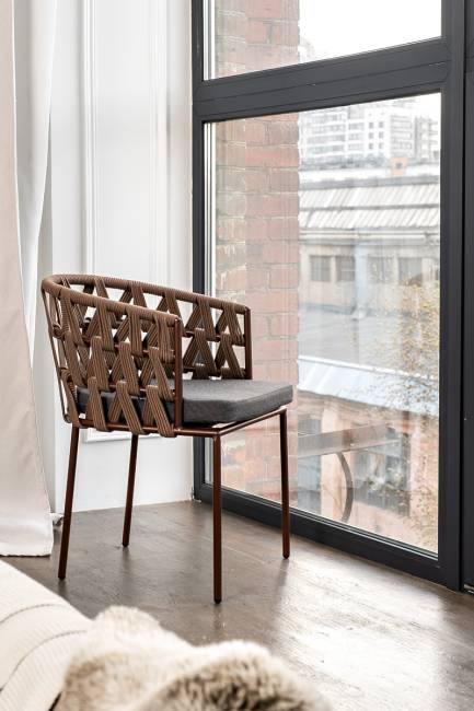 "Диего" стул плетеный из роупа, каркас из стали коричневый (RAL8016) муар, роуп коричневый круглый, ткань серая